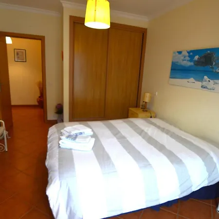 Algarve, Spacious T2 With Balcony And Garage, Armação de Pêra