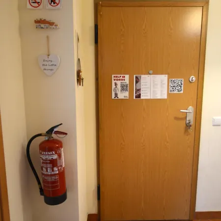 Algarve, Spacious T2 With Balcony And Garage, Appartement Armação de Pêra