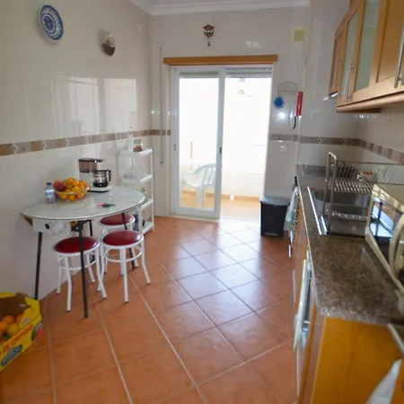 Algarve, Spacious T2 With Balcony And Garage, Appartement Armação de Pêra