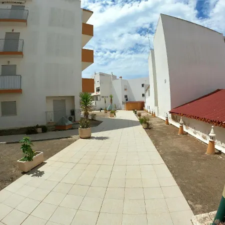 Algarve, Spacious T2 With Balcony And Garage, דירה Armação de Pêra