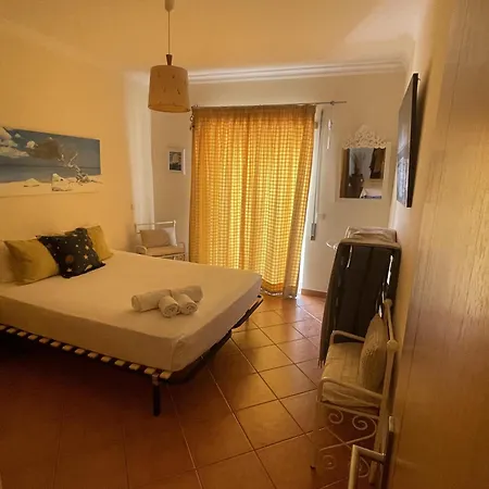 Apartment Algarve, Spacious T2 With Balcony And Garage, Armacao de Pera