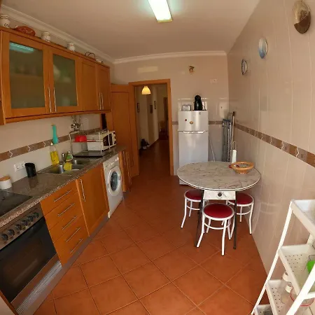 شقة Algarve, Spacious T2 With Balcony And Garage, Armação de Pêra