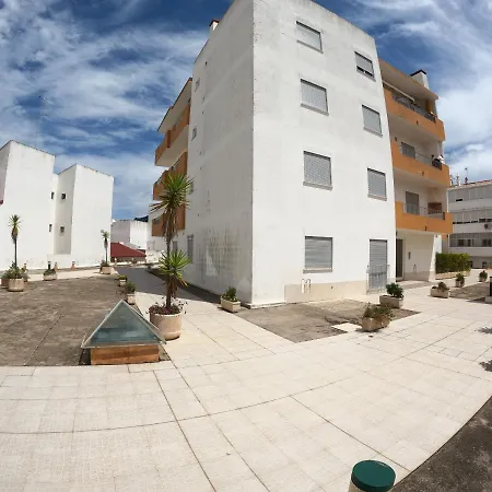 Algarve, Spacious T2 With Balcony And Garage, شقة Armação de Pêra