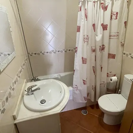 Algarve, Spacious T2 With Balcony And Garage, شقة Armação de Pêra